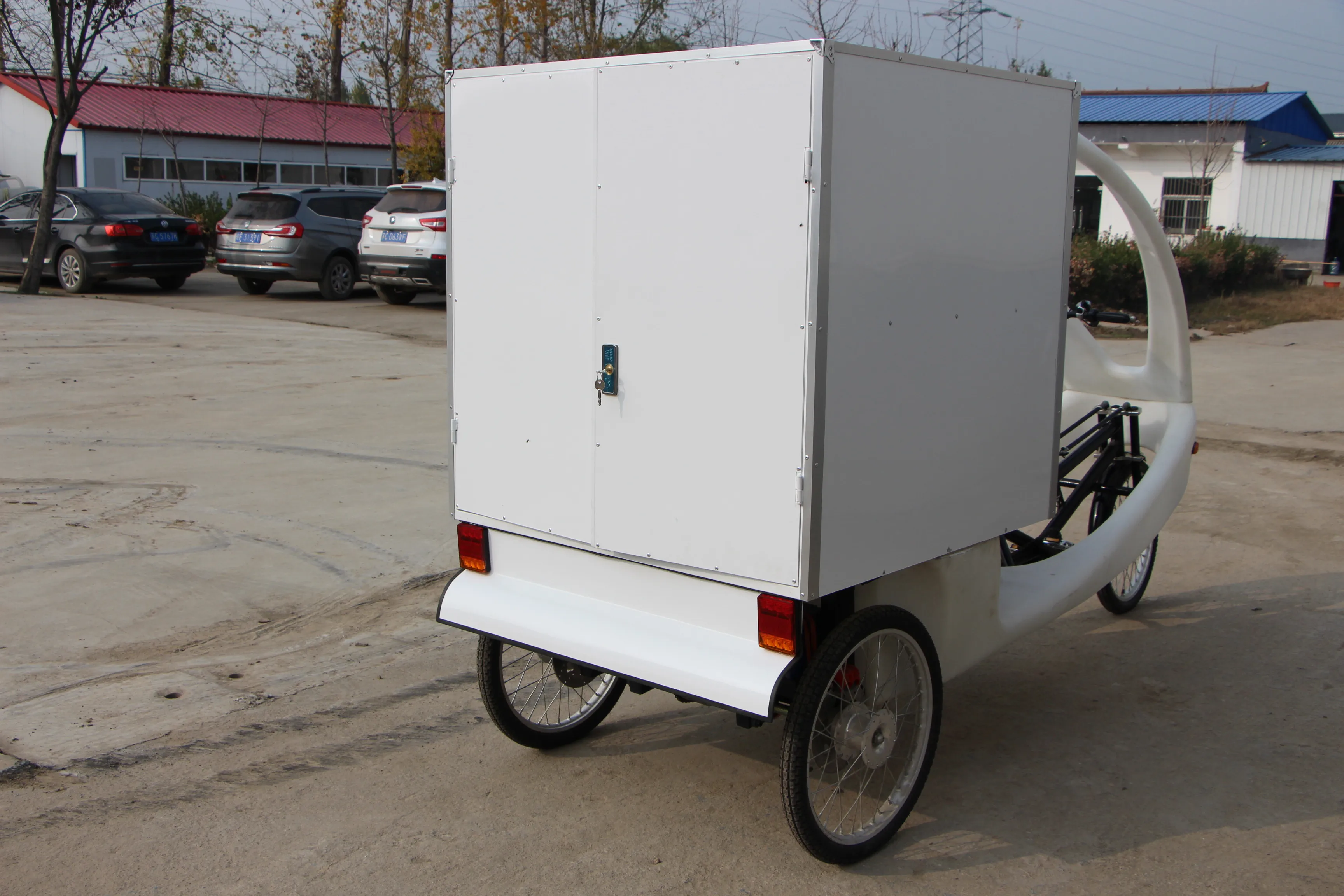 Грузовой трехколесный велосипед в продаже с новой кабиной стальной