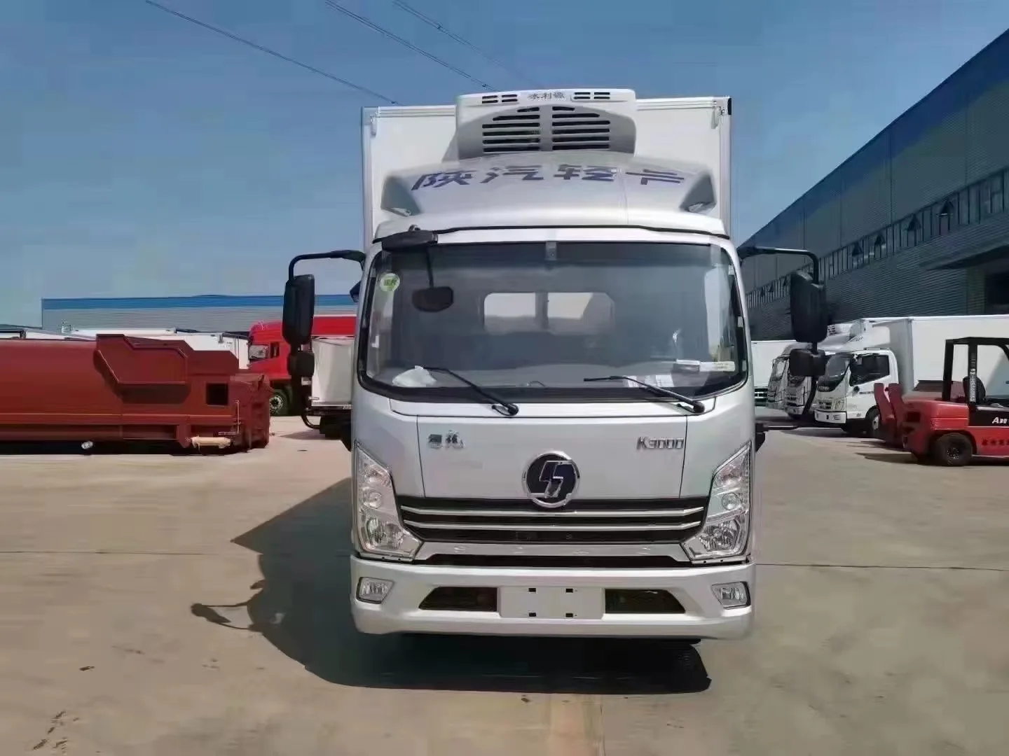 Chinese Good Quality  SHACMAN 5 Tons 4x2 Double chair Refrigerated truck Frozen Van Cargo Box Food Truck With Low Price