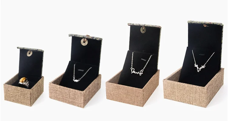 Деревянные прямоугольные часы с тиснением
