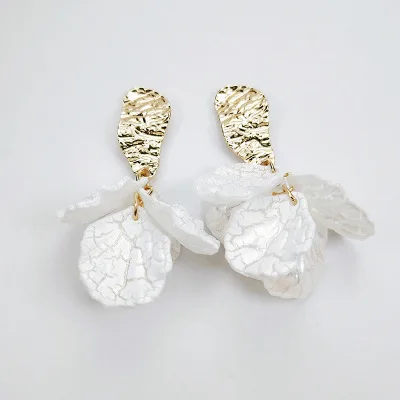 Artilady 2022 Modern White Shell Flower Petal Drop Earrings For Women New Fashion Party Beach Weeding Jewelry Decor