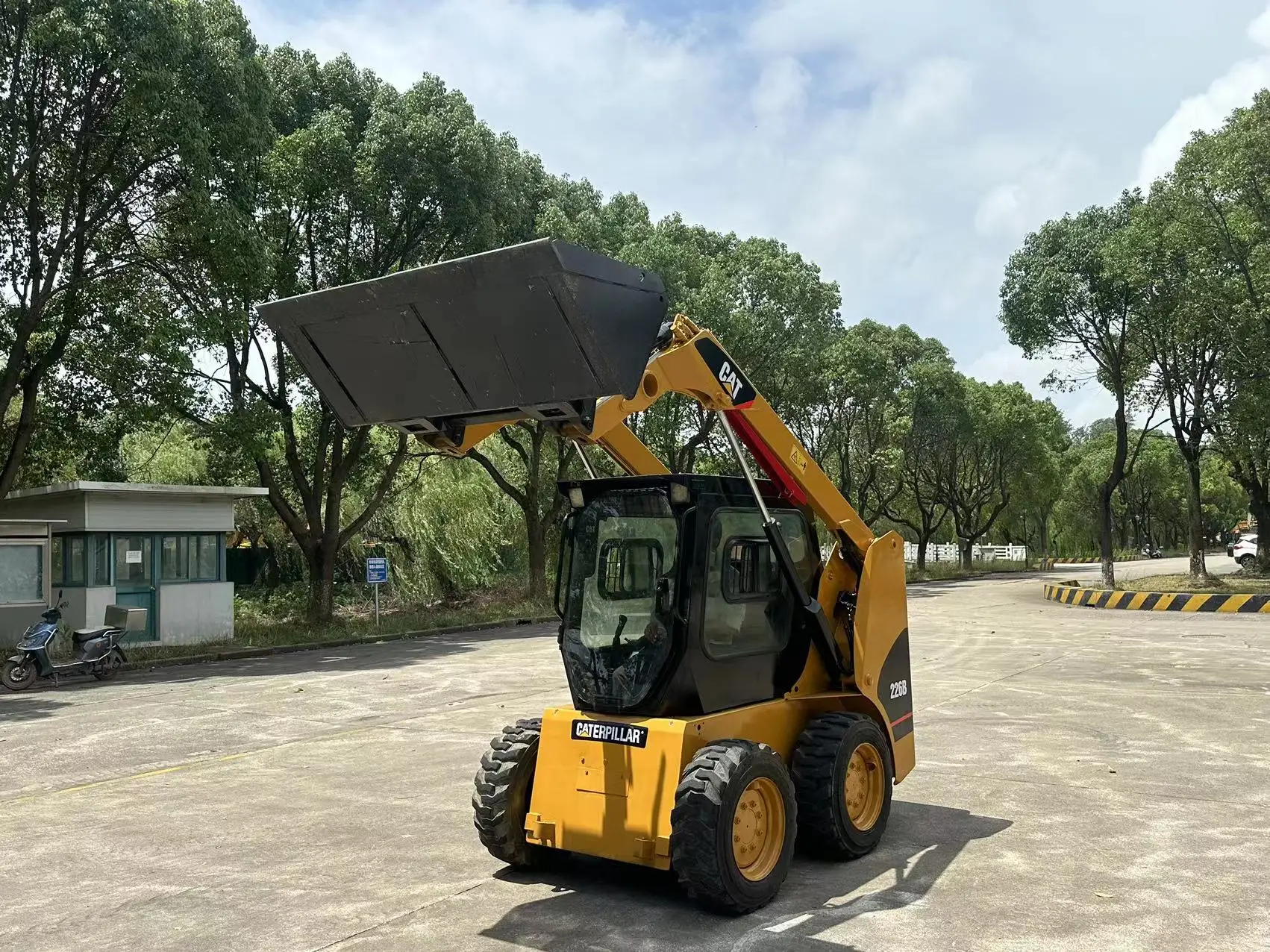 Недорогая гусеничная машина погрузчик с бортовым погрузчиком cat 226b продажа