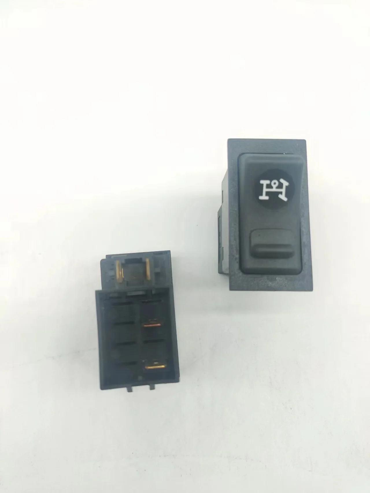 The truck light turns on the cab truck roof light