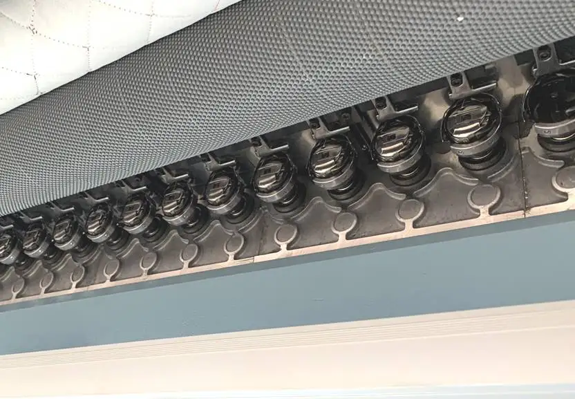 Multi needle quilting embroidery machine for quilt garment sofa cover and bedspread