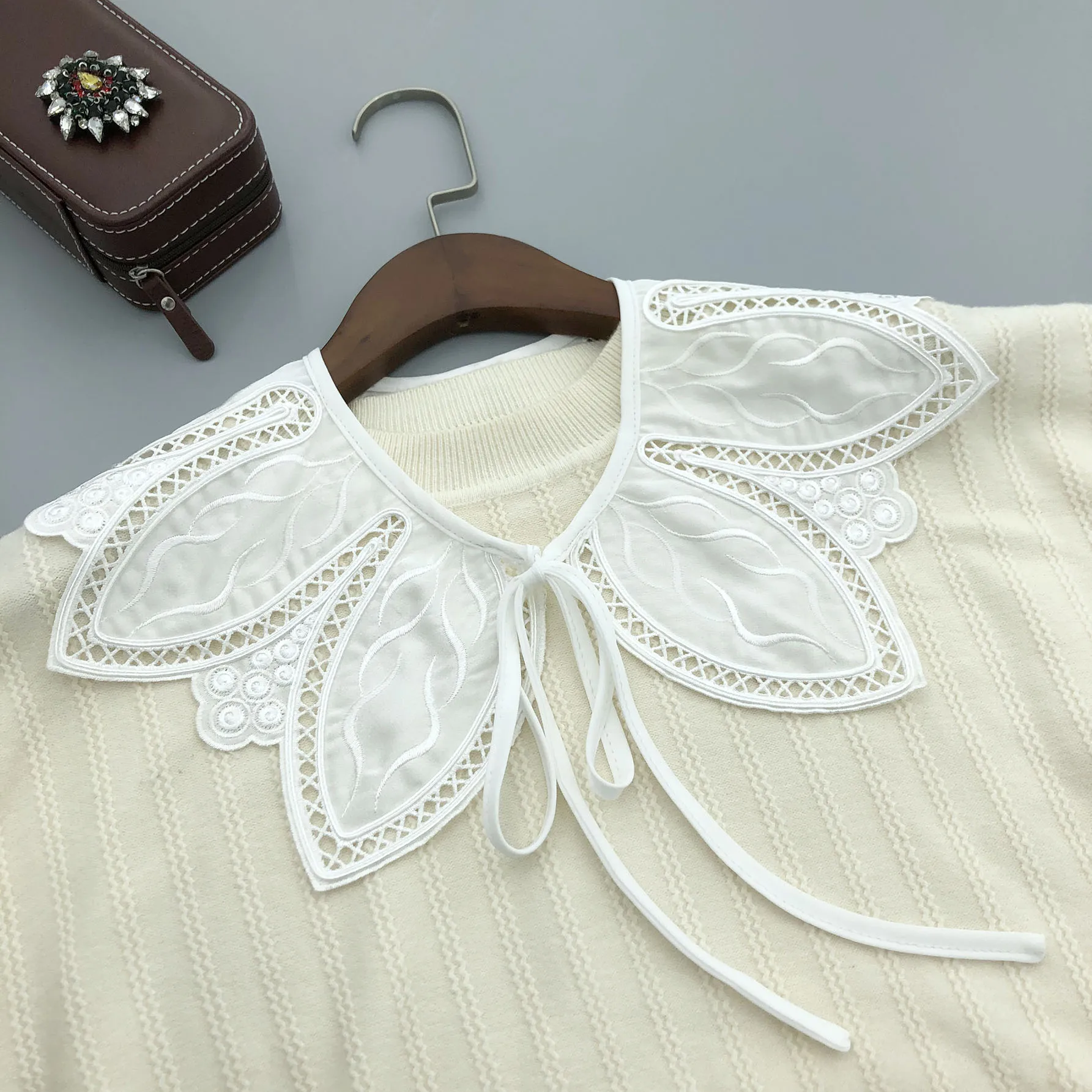 In stock promotion woman detachable fashion design embroidery fake collar