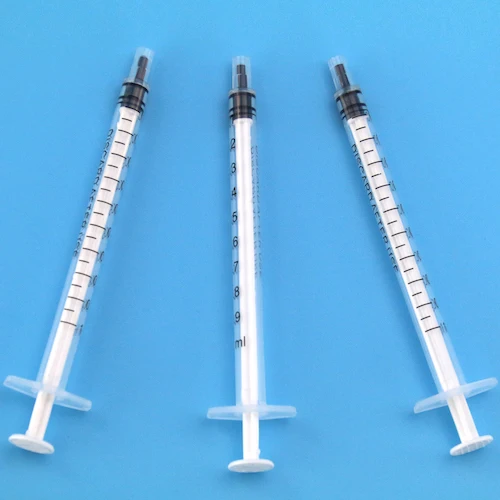 Одноразовый шприц с иглой