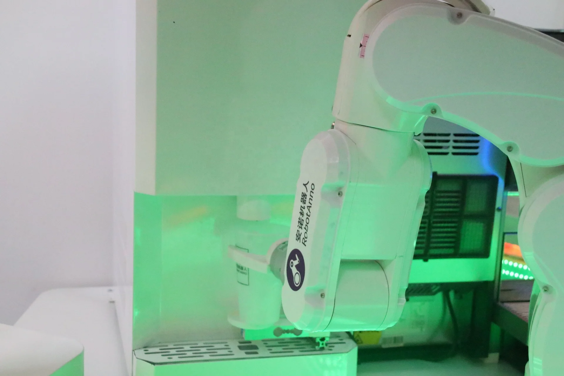 Professional Coffee/Coffe/Cafe Vending Machine Espresso 6 Axis Robot Coffee Machine for Sale