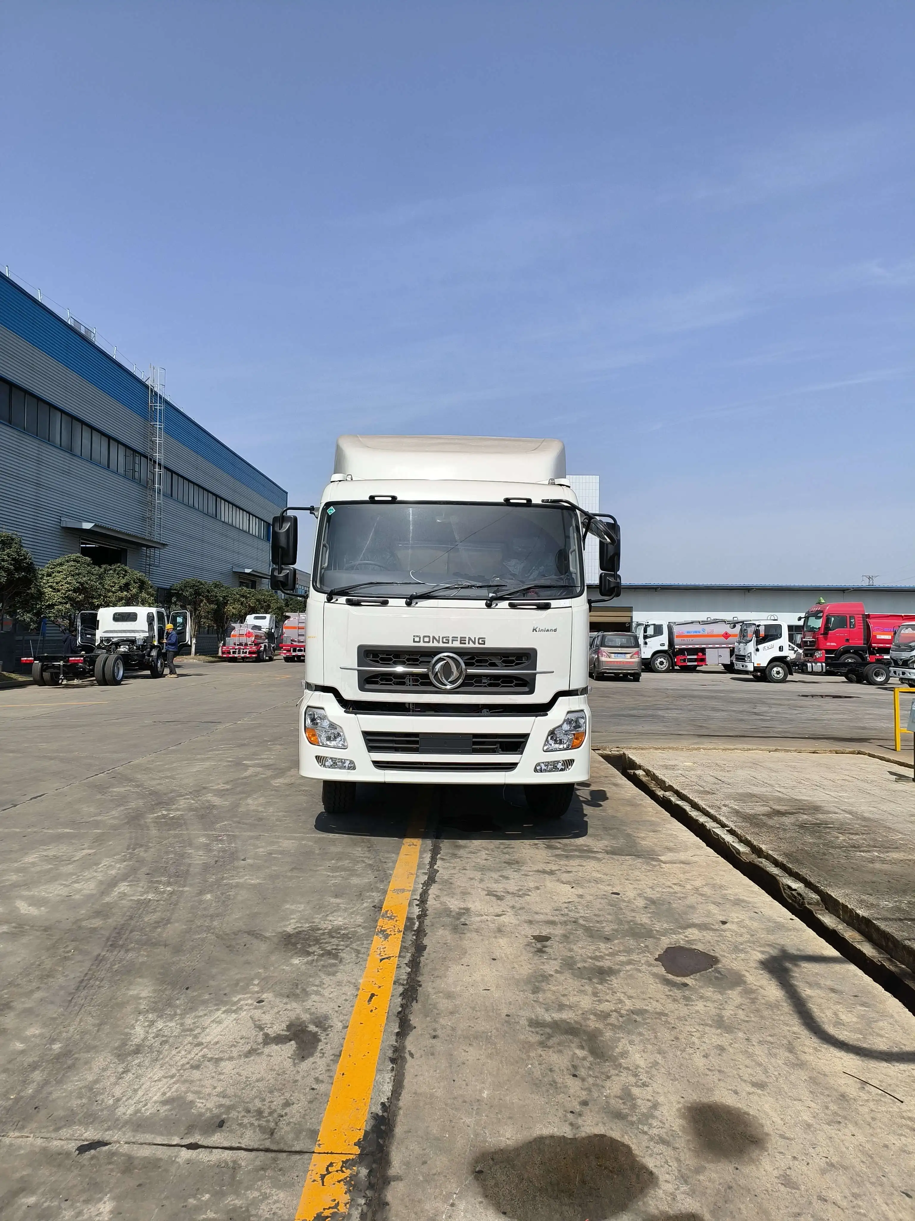 High Quality 6x4  fuel delivery truck price petrol oil tanker diesel fuel tank truck Dongfeng 13400 liters oil tank