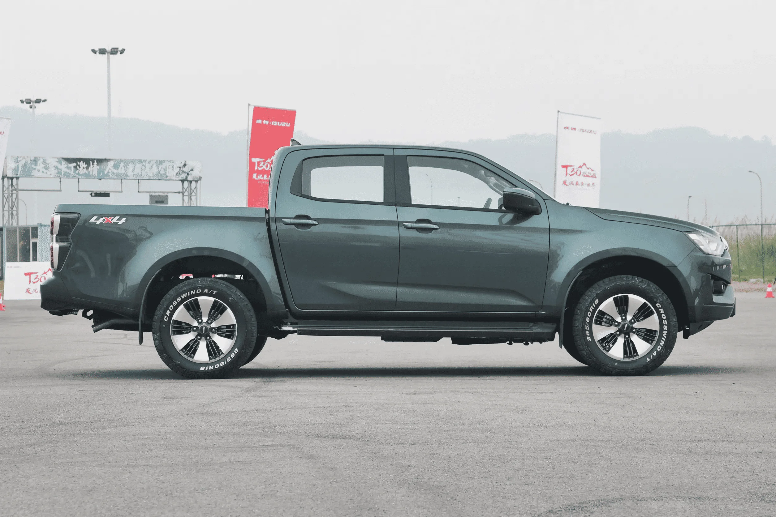 Japanese Isuzu Explorer T30 Pick Up Truck 5 Seats Automatic 4x4 Truck 4wd Diesel 3.0T Pickup with Double Cabin