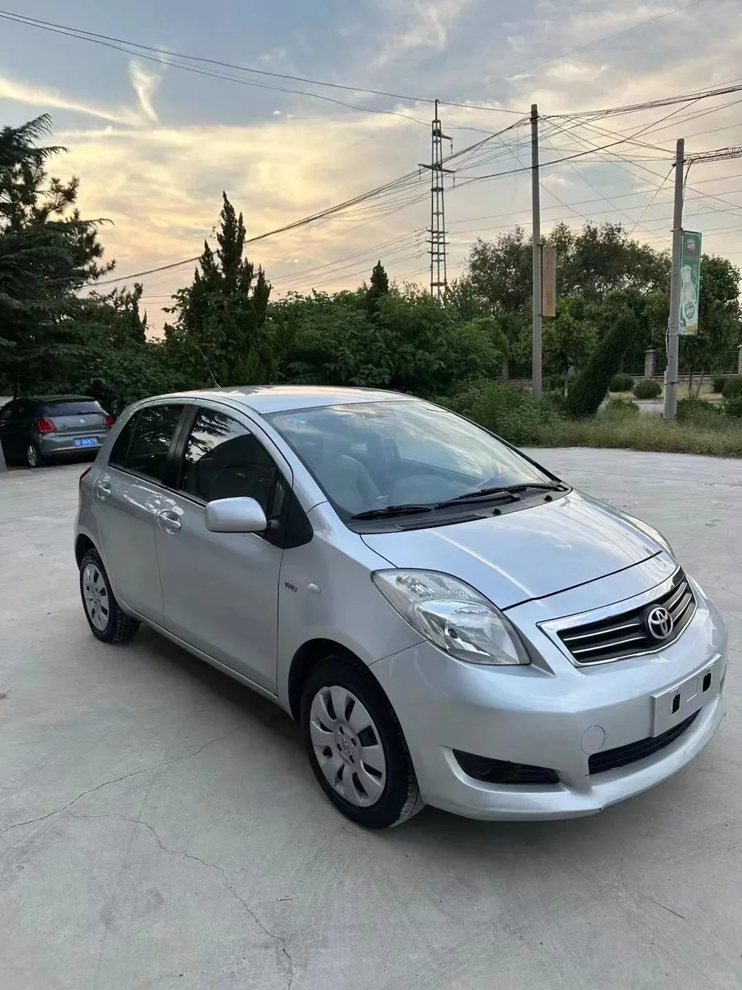 Подержанный мини хэтчбек Гуанчжоу авто Toyota Y aris 2011 1 6 автомобиль 118hp L4 5-дверный 5-местный чистое топливо седан в Китае