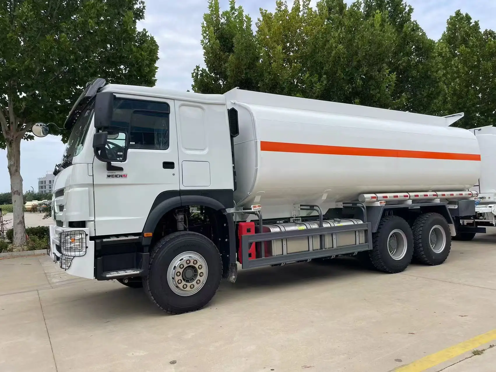 In Stock Supply 5000 Liters Fuel Tanker Trucks Howo Tanker Truck 6x4 Sinotruck Used Water Truck Tanker