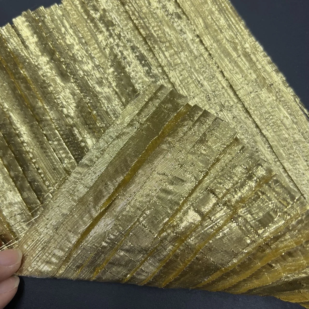 Плиссированная золотистая металлическая ткань для юбки платья, блестящая золотистая фольга, серебристая драпировочная ткань