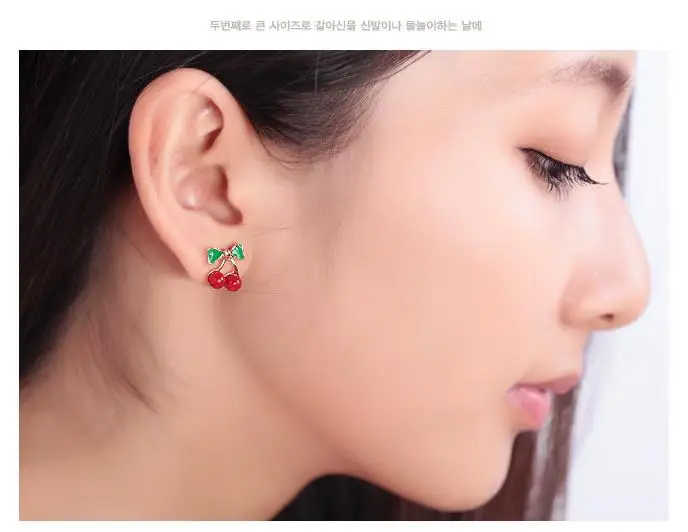 Детские позолоченные серьги-гвоздики в виде вишни с винтовой застежкой и красной эмалью