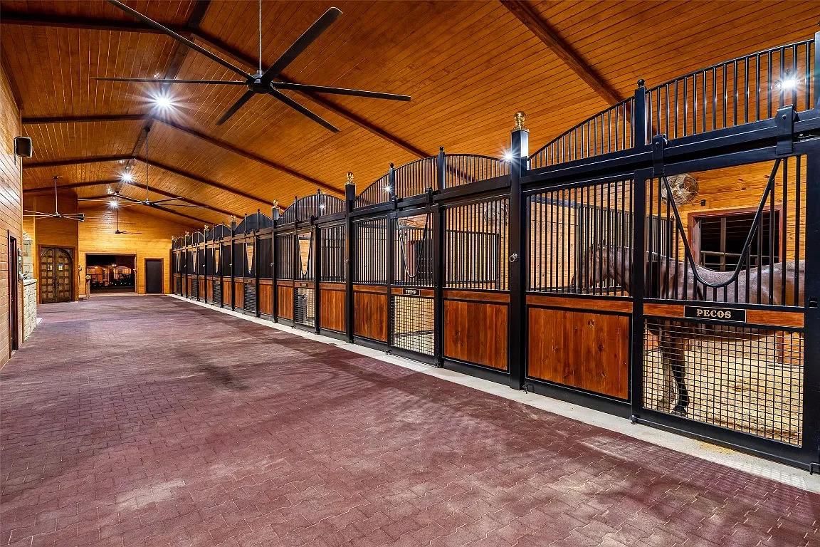horse stable feeders stables horse shed horse stable stall fronts