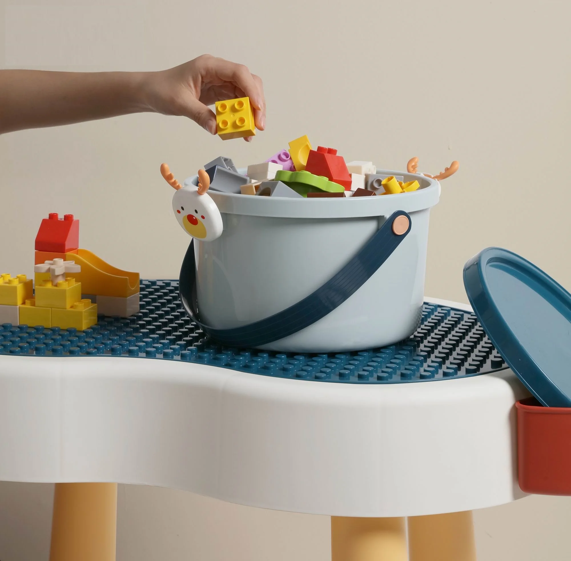 Cartoon design interior toy bucket for children, portable plastic storage bucket Lego storage box for children with lid