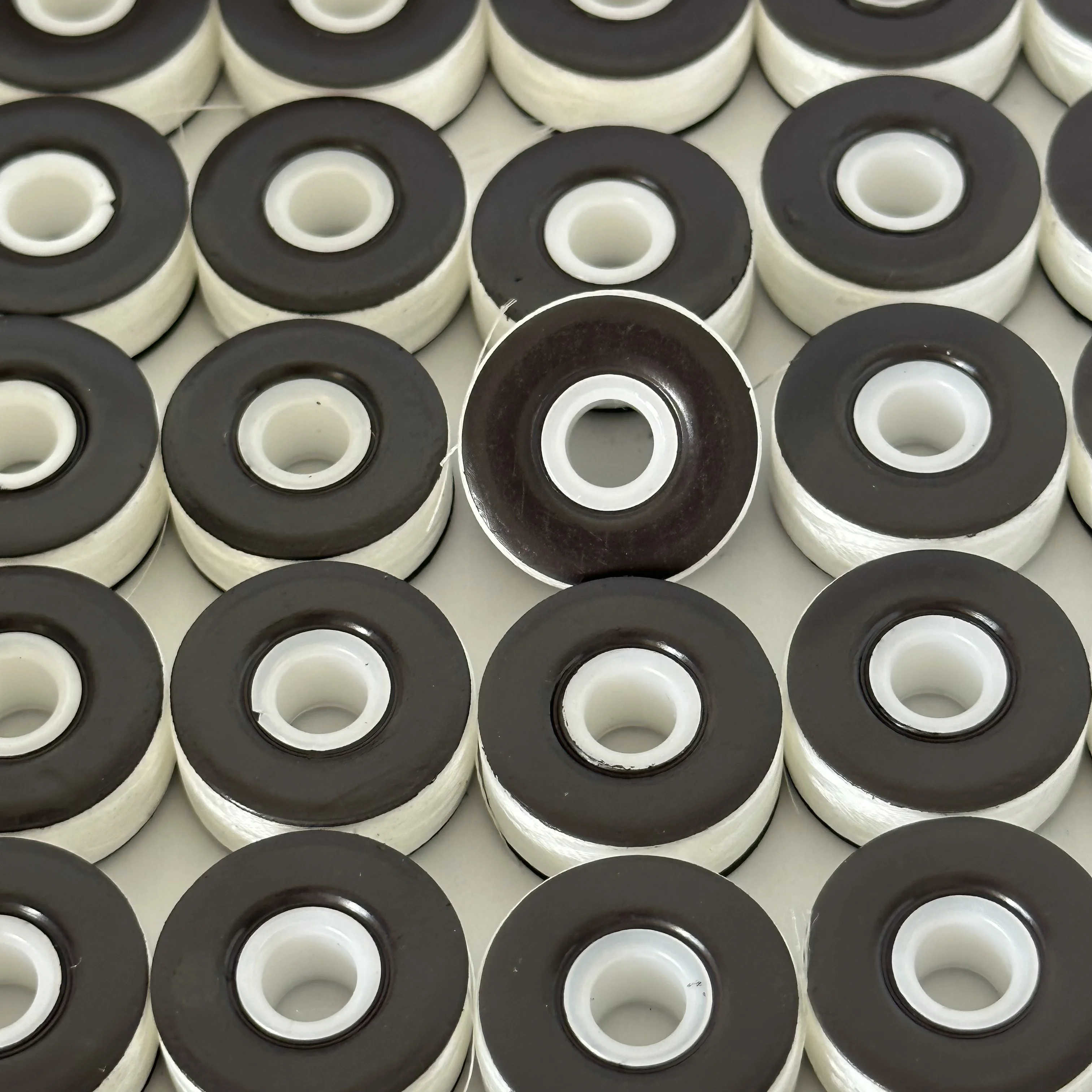 Magnetic Side Bobbin Bottom Thread L 75d/2 144pcs/box Pre-wound Bobbins For Embroidery