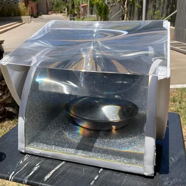 Portable outdoor solar oven for cooking hot dishes