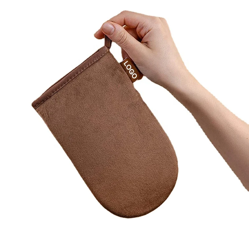 Перчатка с коричневым муссом