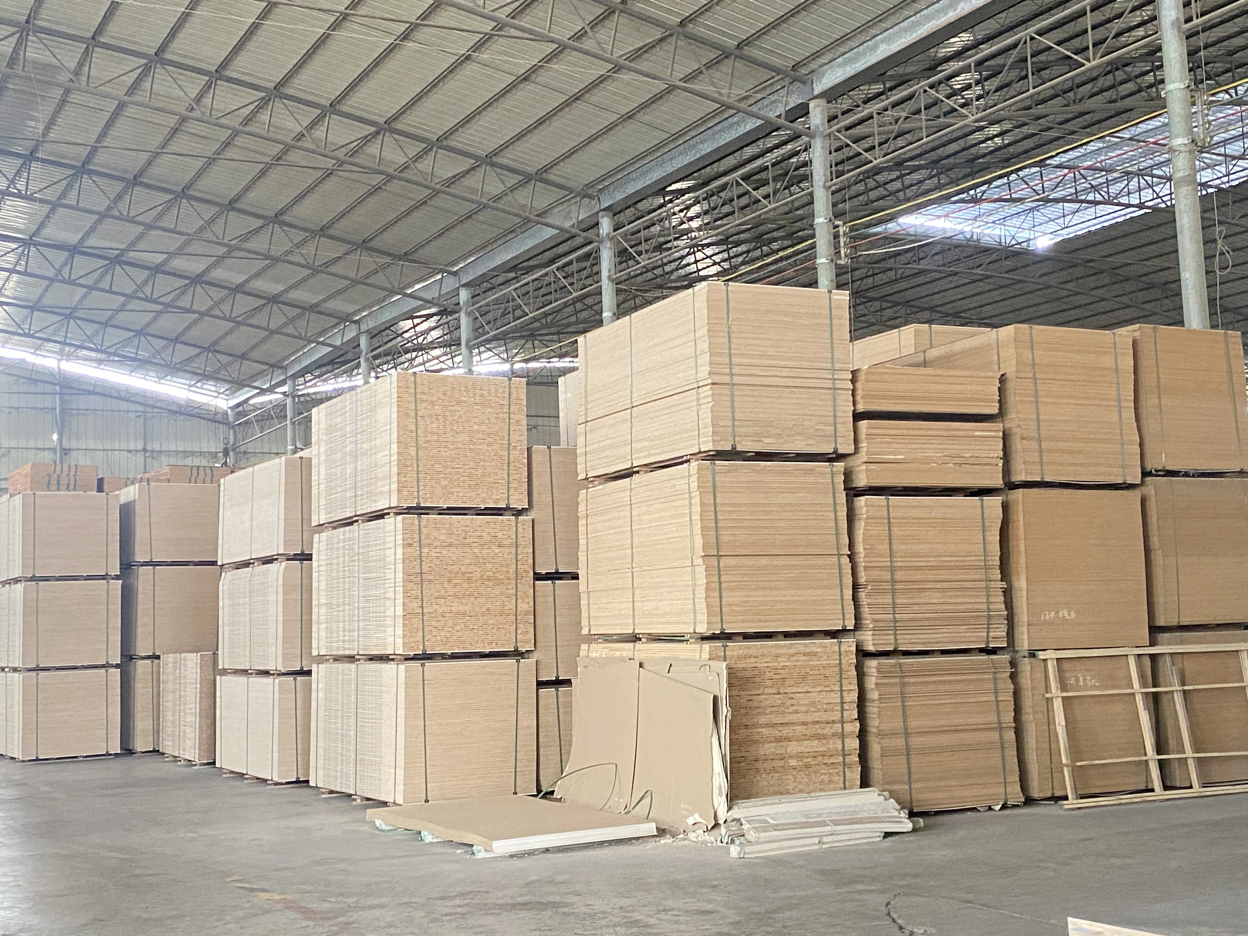 Solid 18mm MDF Hardwood Flooring with Fir Core Modern Design E0 Formaldehyde Emission Standard Wood Pallet plywood panels