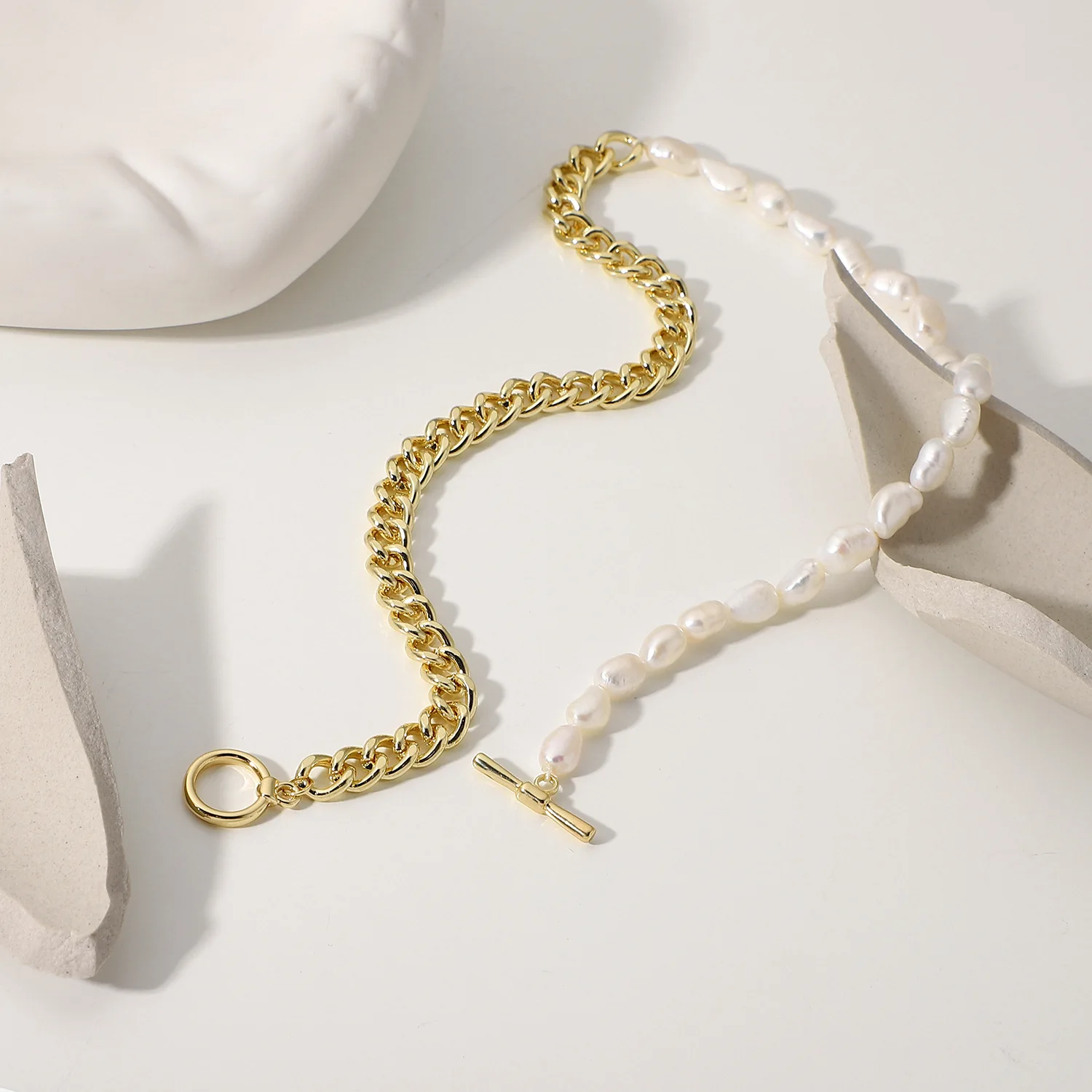 2023 Summer Waterproof Jewelry Anti Tarnish OT Toggle Stainless Steel Cuban Chain Freshwater Pearl Necklace