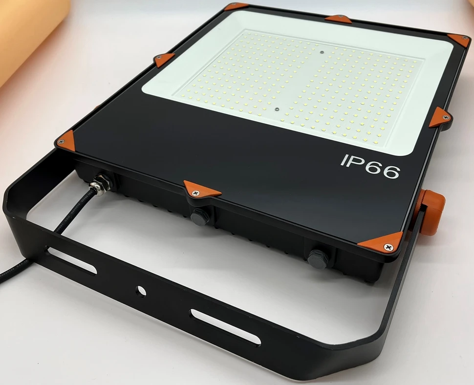 VAKESUN factory direct sale high lumen outdoor waterproof Ip66 100w 300w slim solar led flood light