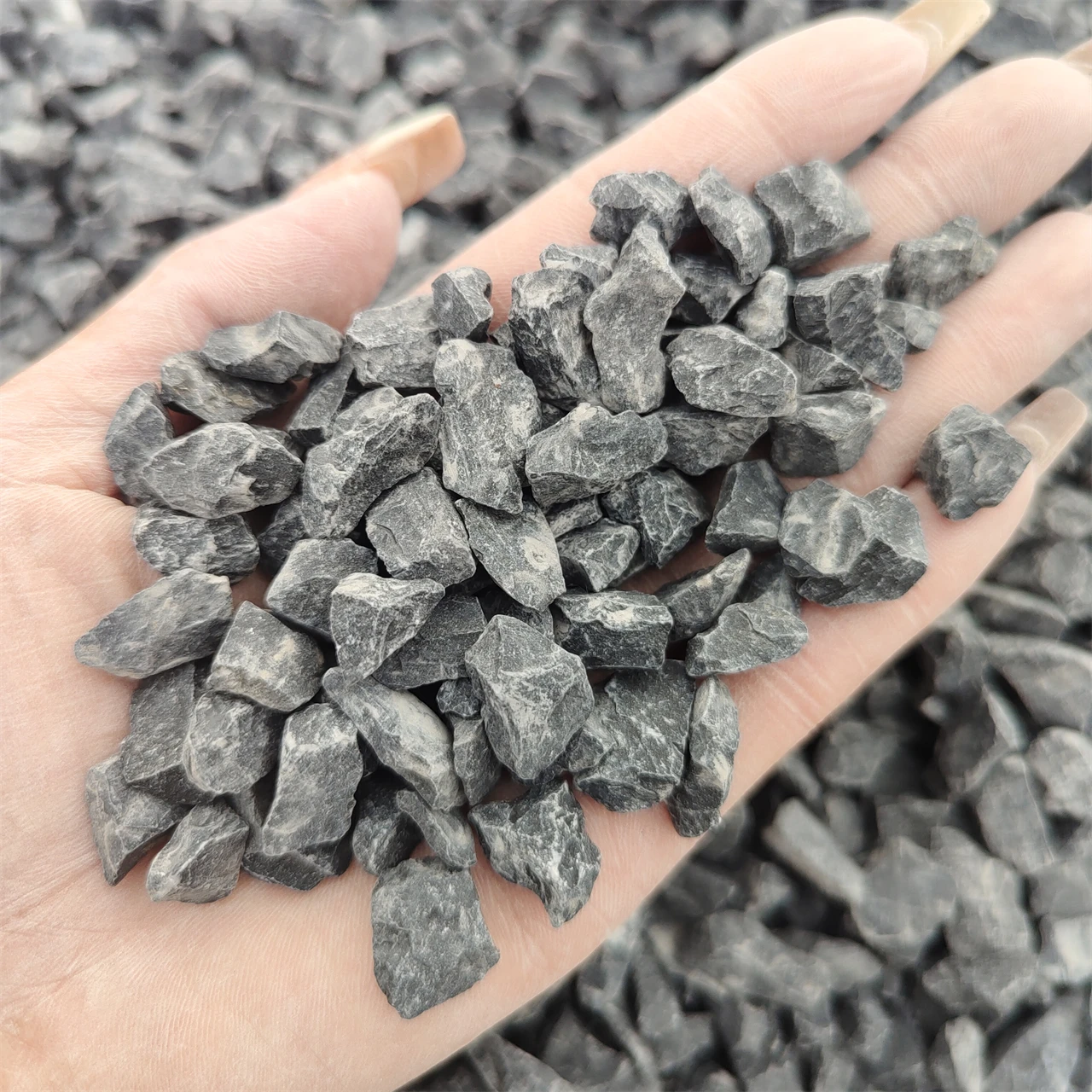 Outdoor Decoration Garden Wall Pebble Stone River Stone Floor Paving Anti-slip Stone Courtyard Popular Polished Black Packaging