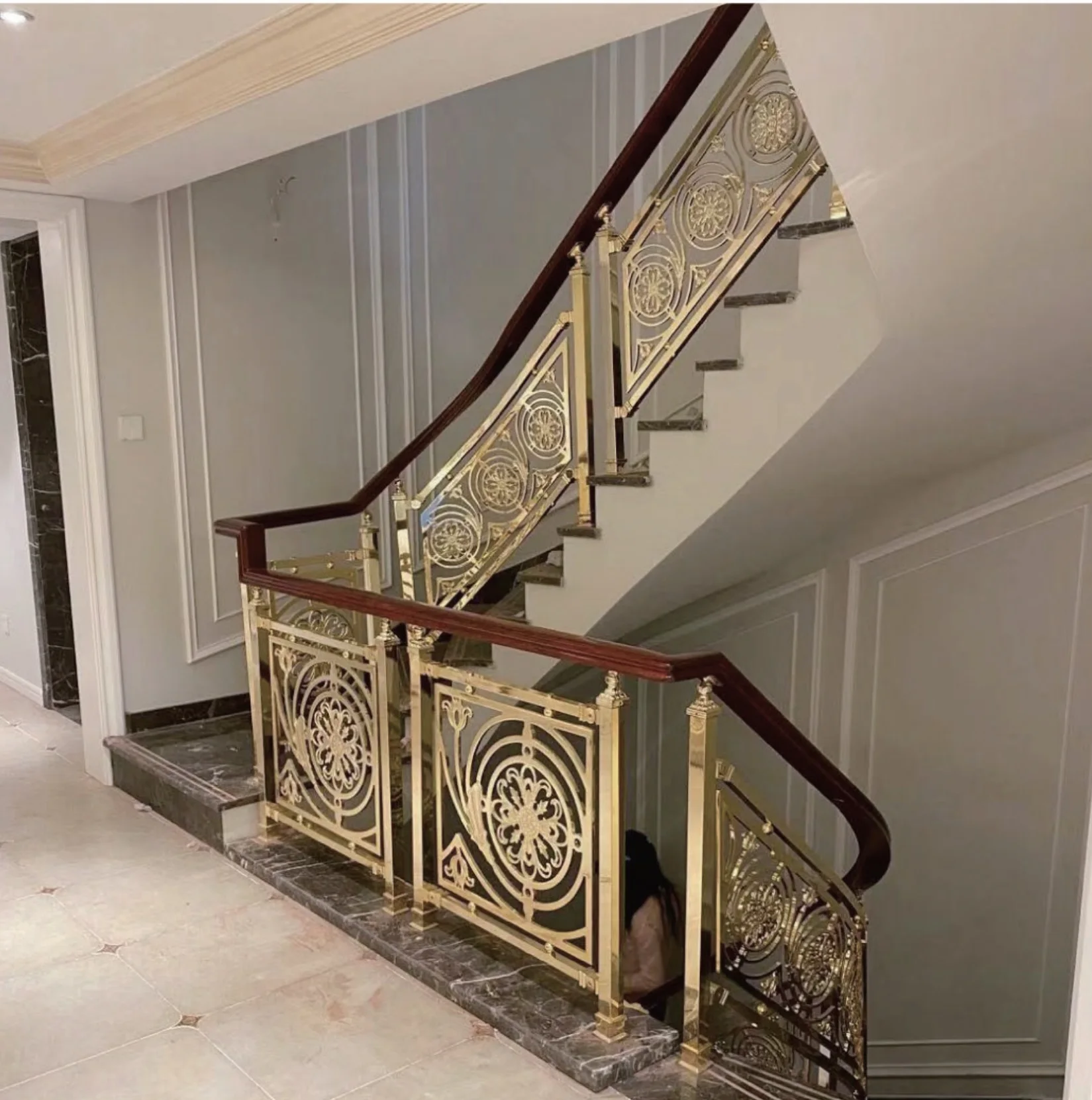 Роскошный курорт Вилла из массива дерева поручни золотые алюминиевые изогнутые лестницы алюминиевая спиральная лестница перила дизайн