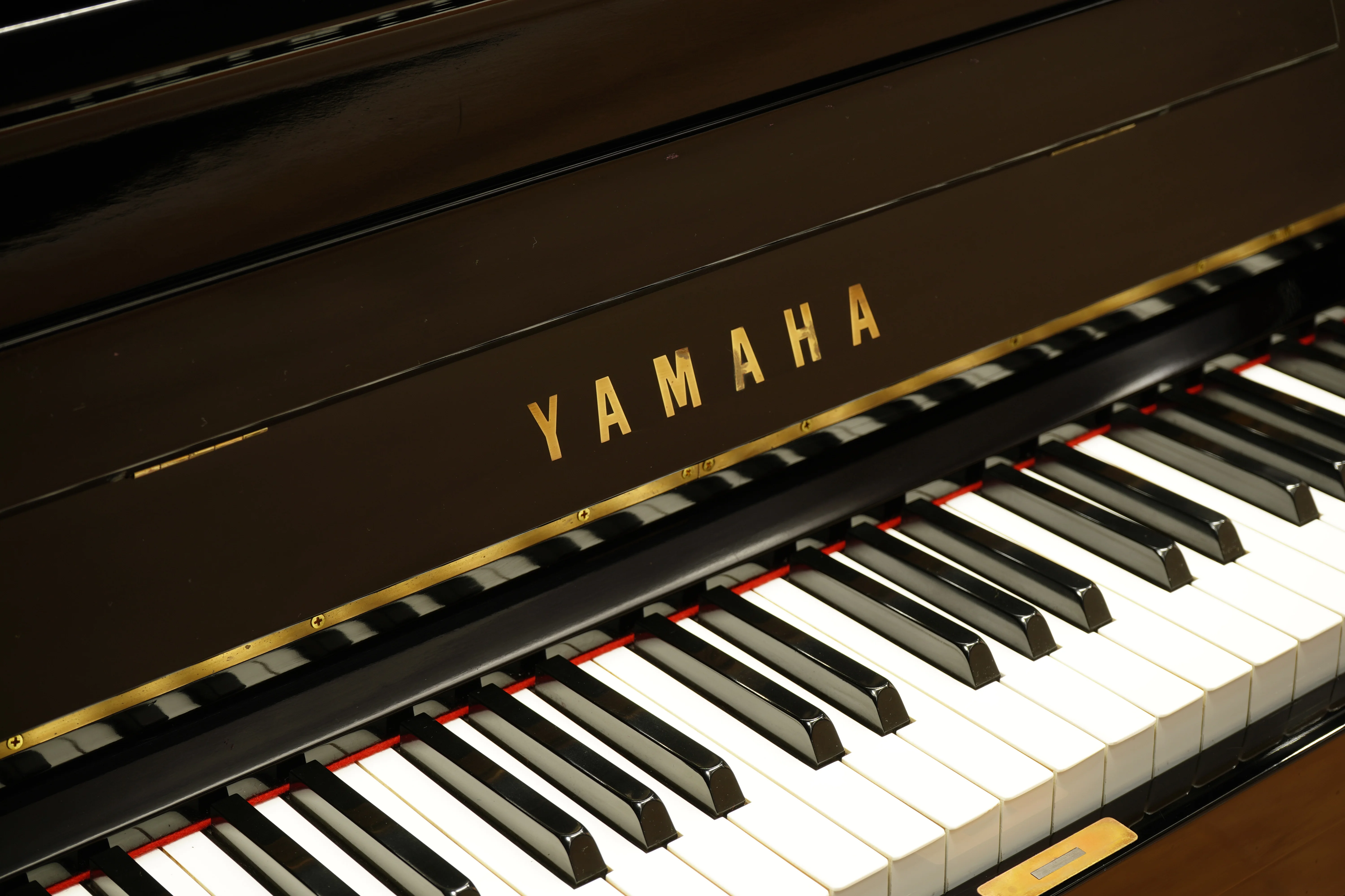 121cm Tall manufactured by Yamaha used upright piano supply for sale