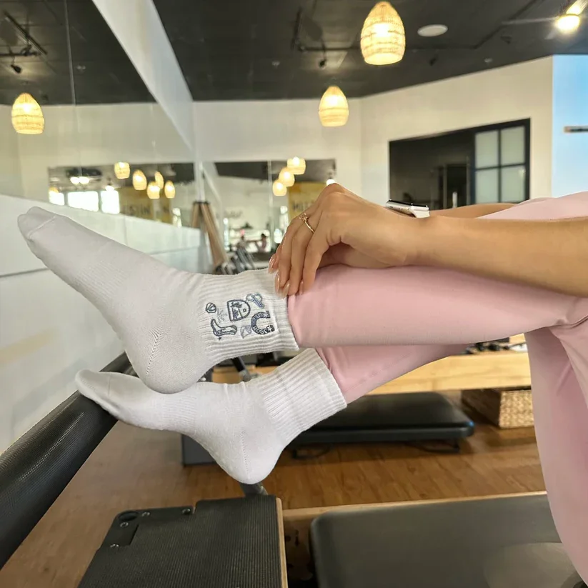 Custom High quality soild pilates yoga grip socks flowers with logo bamboo fibre yoga socks