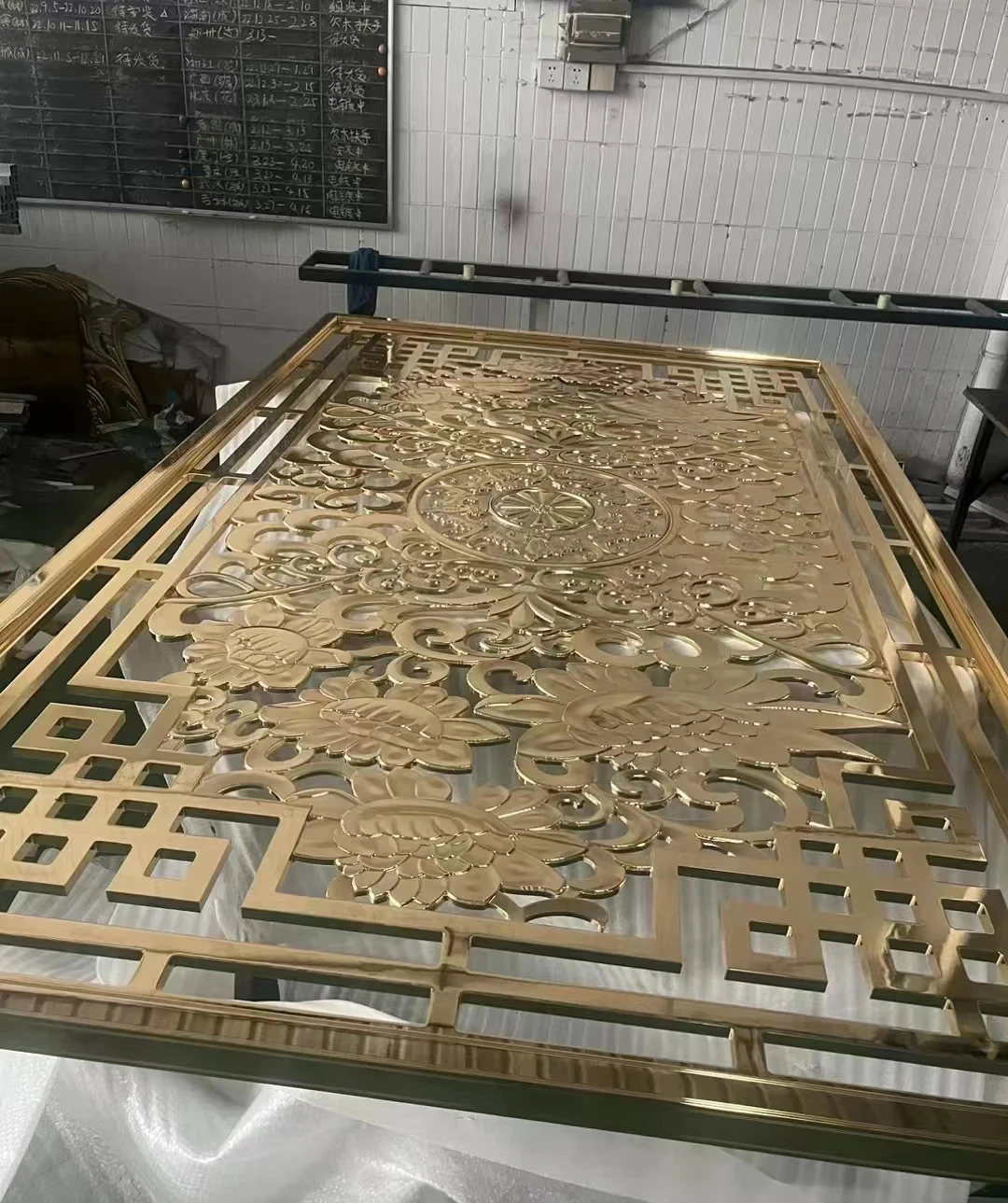 Factory price high quality custom Chinese style golden color screen partition