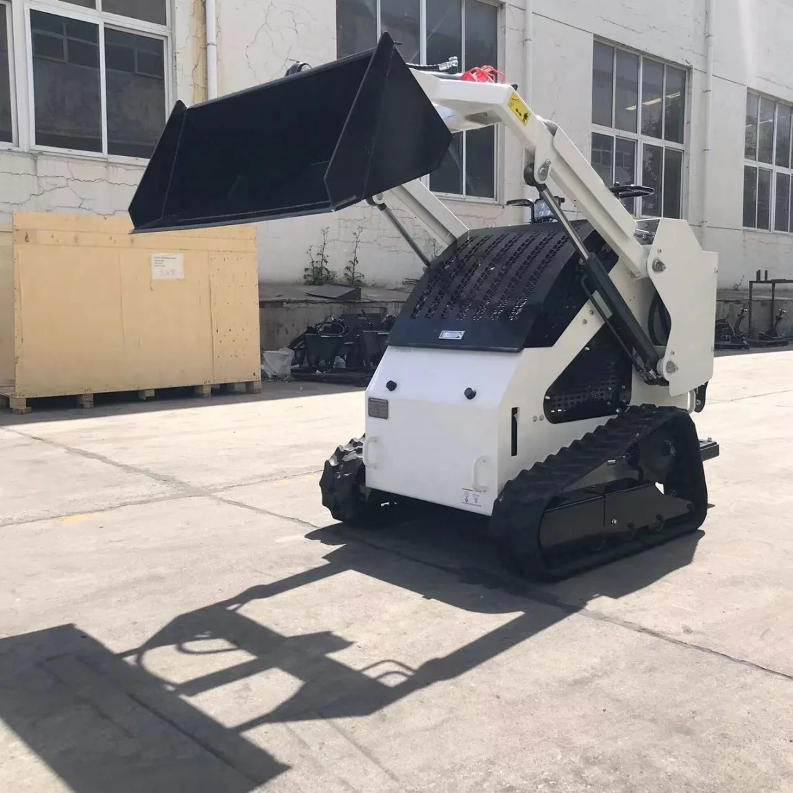 Mini Stand-On Skid Steer Loader 2-Cylinder Gas/Diesel Engine Powered Stable Triangular Rubber Tracks Walking