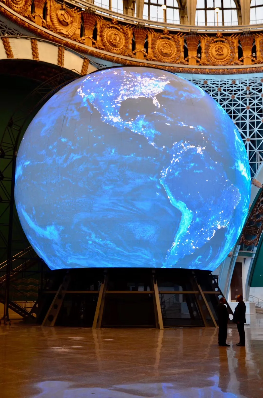 Hot sale P2 P2.5 Led  Spherical Screen Customized D1.2 Indoor Round Creative Design Led Ball Screen Display For Advertising