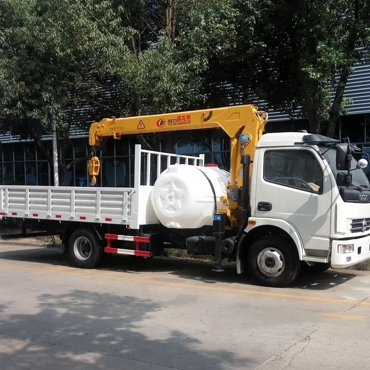 Кран с прямым кронштейном 2 тонны 3 тонн установлен на 5-тонном легком грузовике Dongfeng пластиковым резервуаром для воды