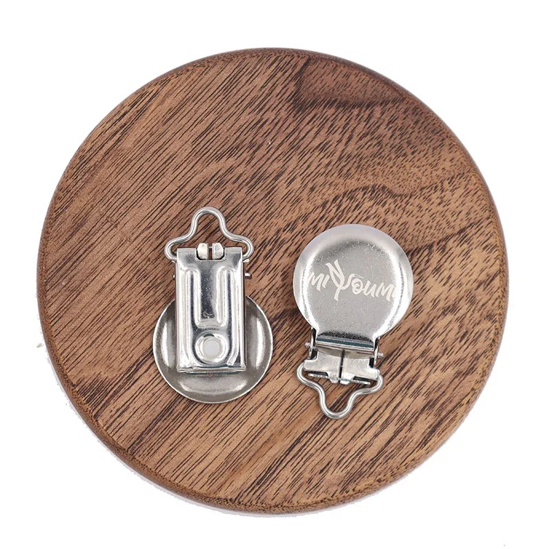Производитель высококачественных металлических подтяжек с круглой поверхностью 3/4 дюйма, зажимы для пустышки из нержавеющей стали с лазерным логотипом