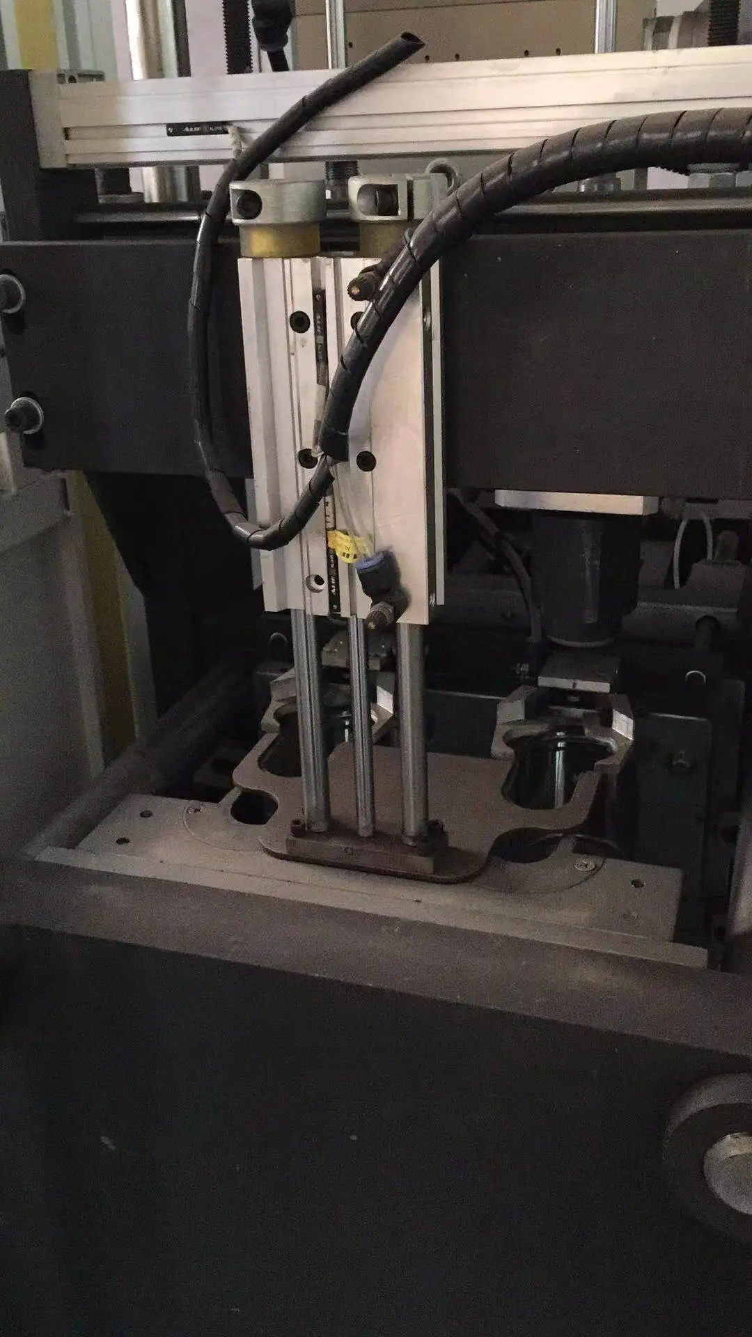 second hand fully  automatic PET blowing machine with 2 cavity