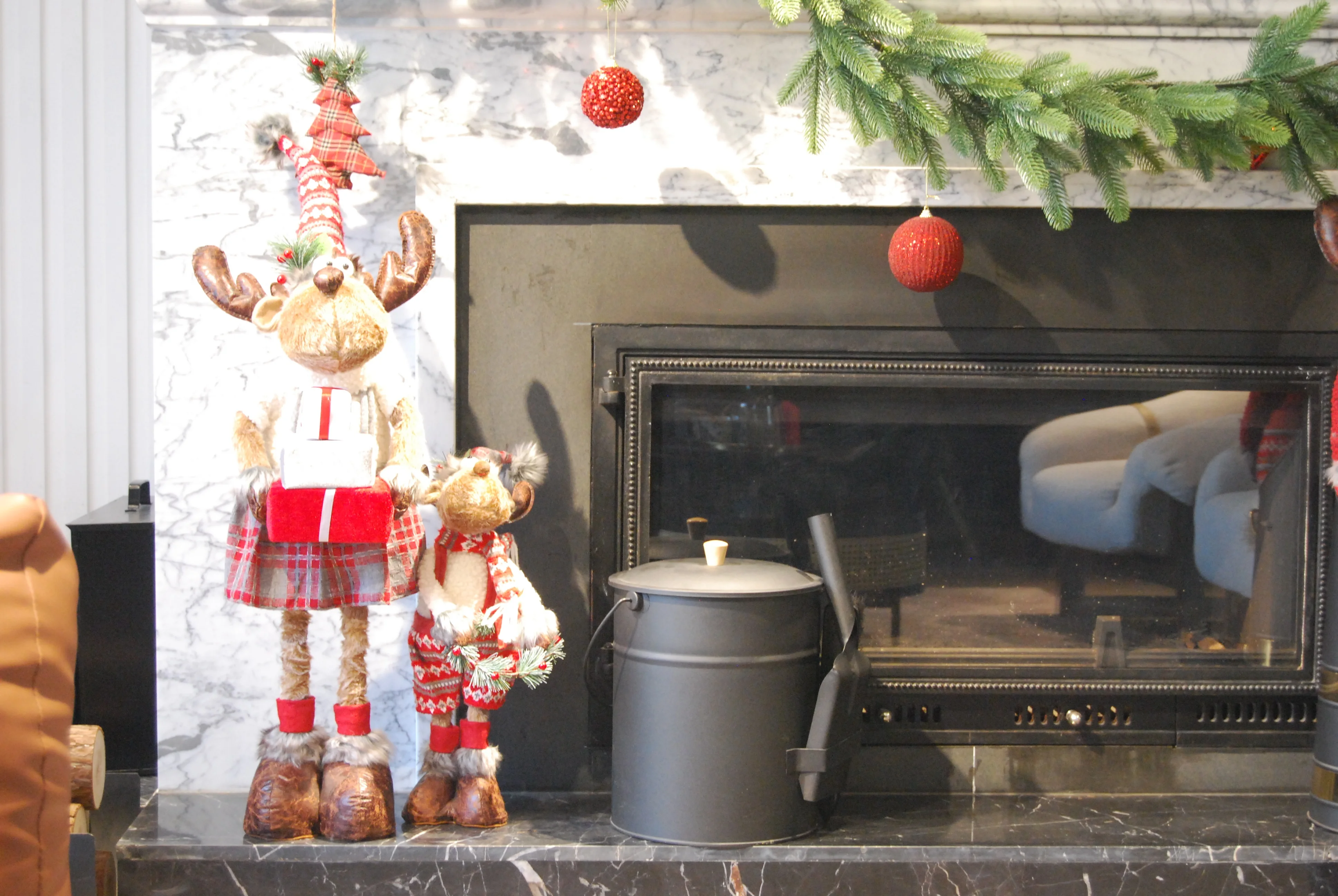 High Quality Reusable Metal Black Fireplace Tools Wooden Handle Ash Coal Bucket With Lid Shovel