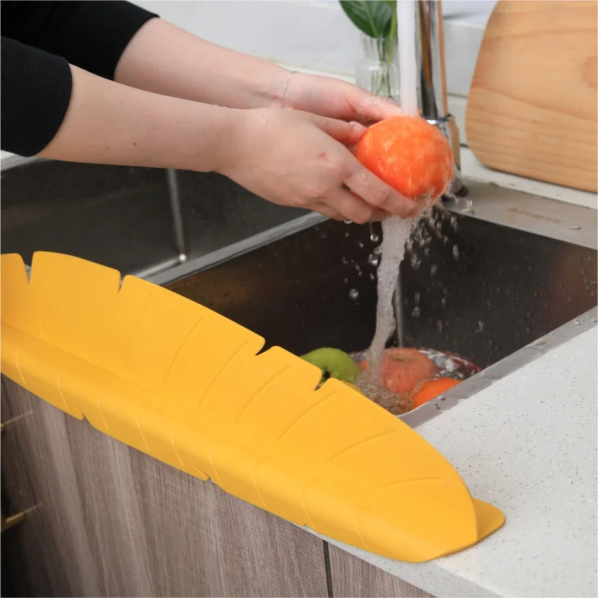 New Household Kitchen Leaf Shape Sink Wash Fruit Dish Silicone Water Splash Guard Water Baffle with Suction Cup