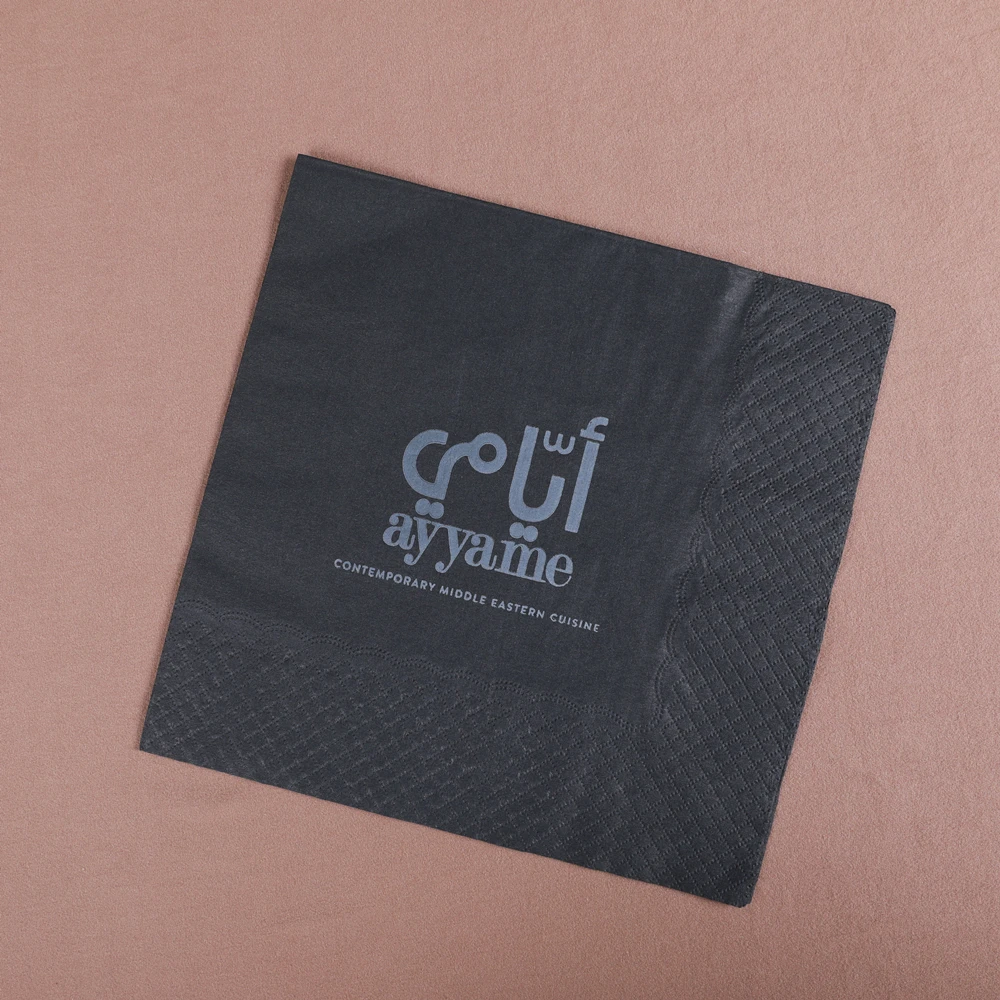 Черные бумажные обеденные салфетки с логотипом