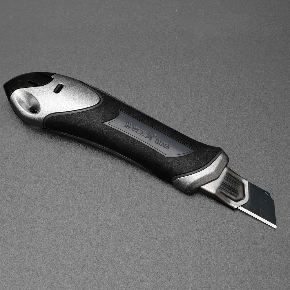 Zinc alloy tool holder for heavy duty tool knives with 0.7in wide blades