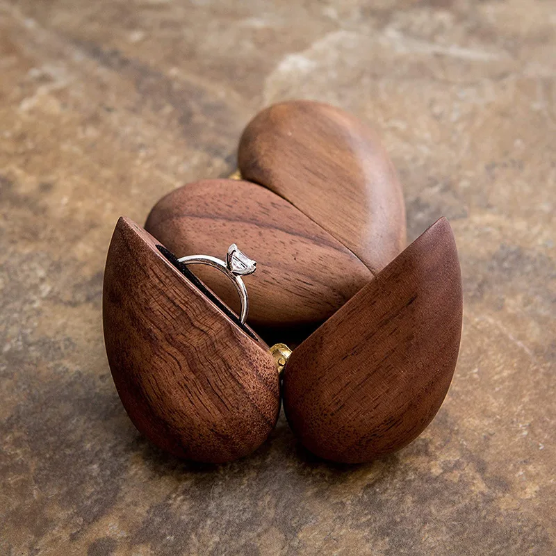
The manufacturer can customize the black walnut love ring box with the laser logo 