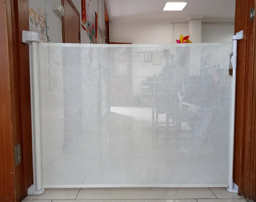 Hot sale indoor mesh baby gate retractable pet friendly baby door gate for kitchen