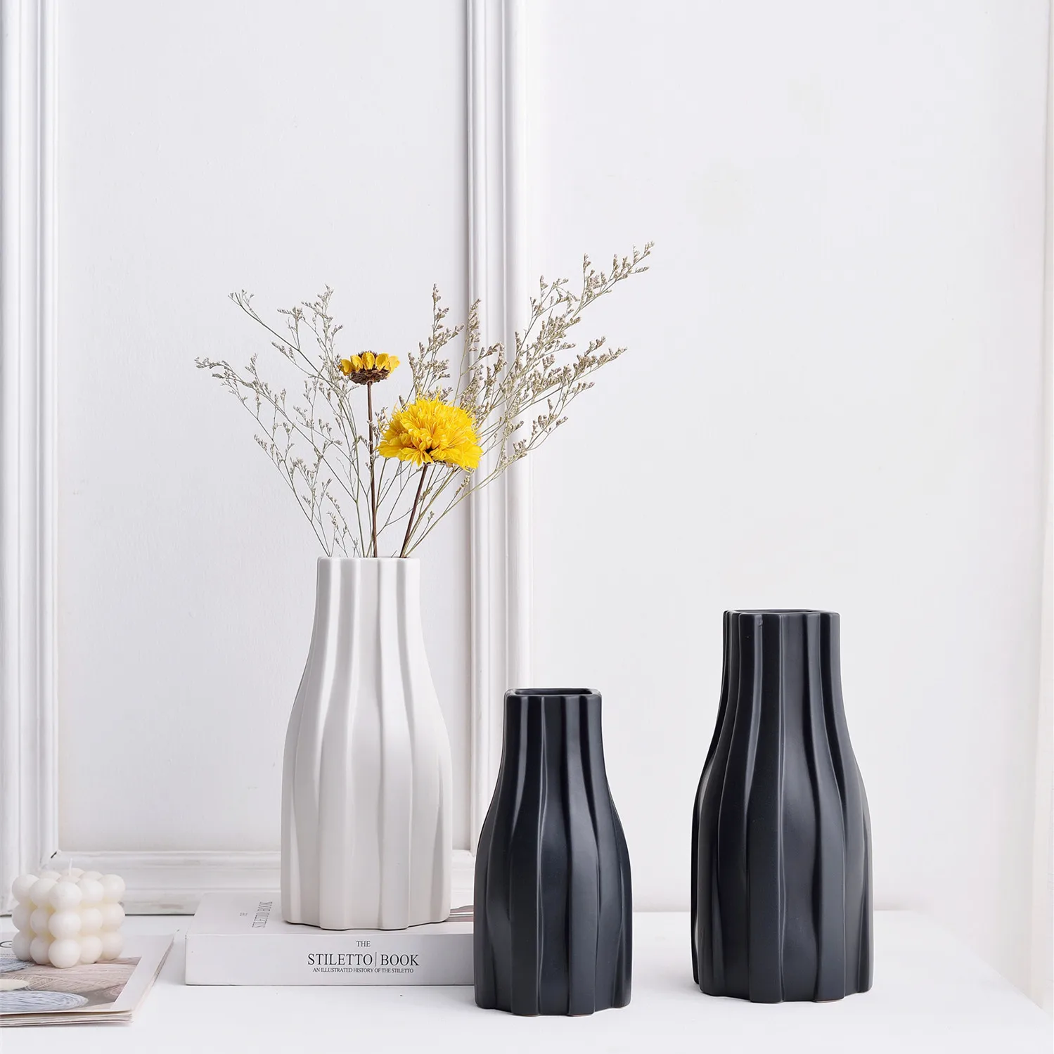 2023 new arrival Simple and silent style glazed sub-flat ceramic vase, modern porcelain vase decoration