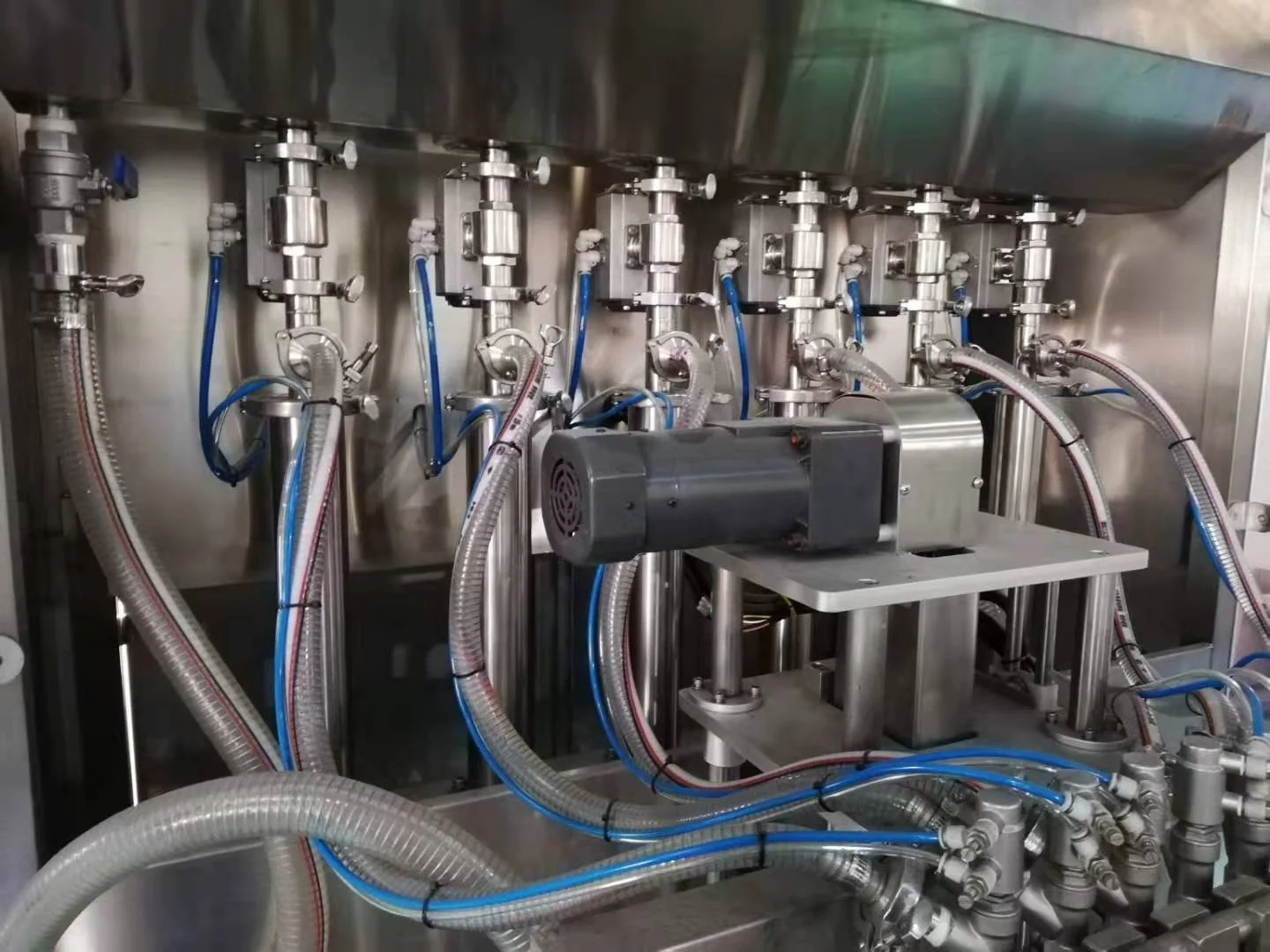 Full Automatic 4 Nozzle Bottle Liquid Soap Shampoo Dishwashing Filling Machine Production Line