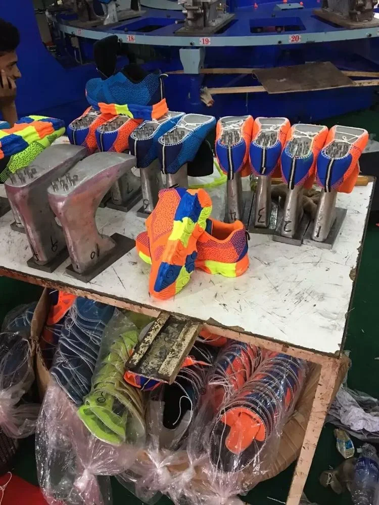 Three -color air blowing injection moulding machine