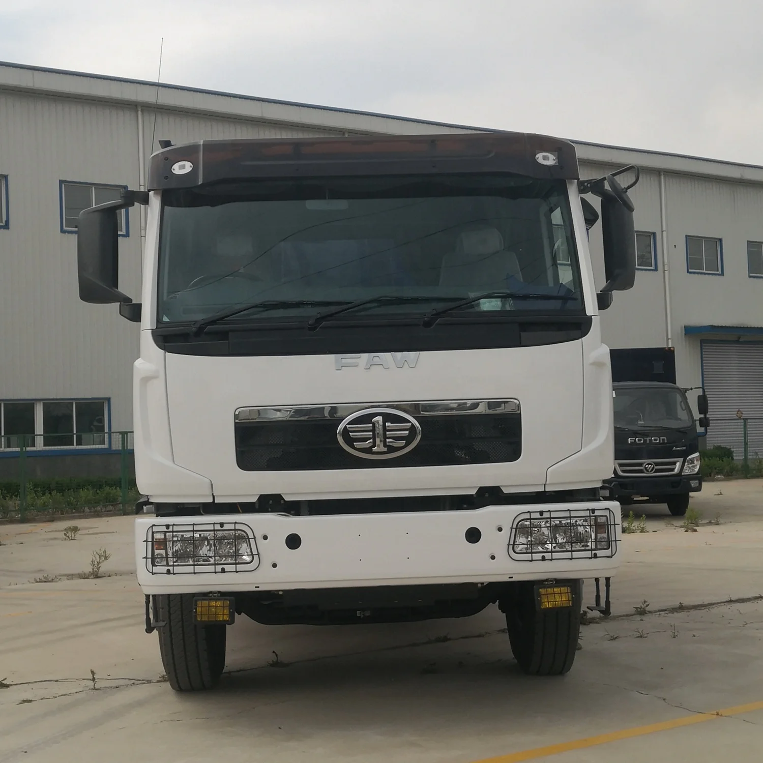 China FAW J5P RHD 340 Horse Power 50 Tons 6x4 Drive 10 Wheels Dump Trucks for Sale