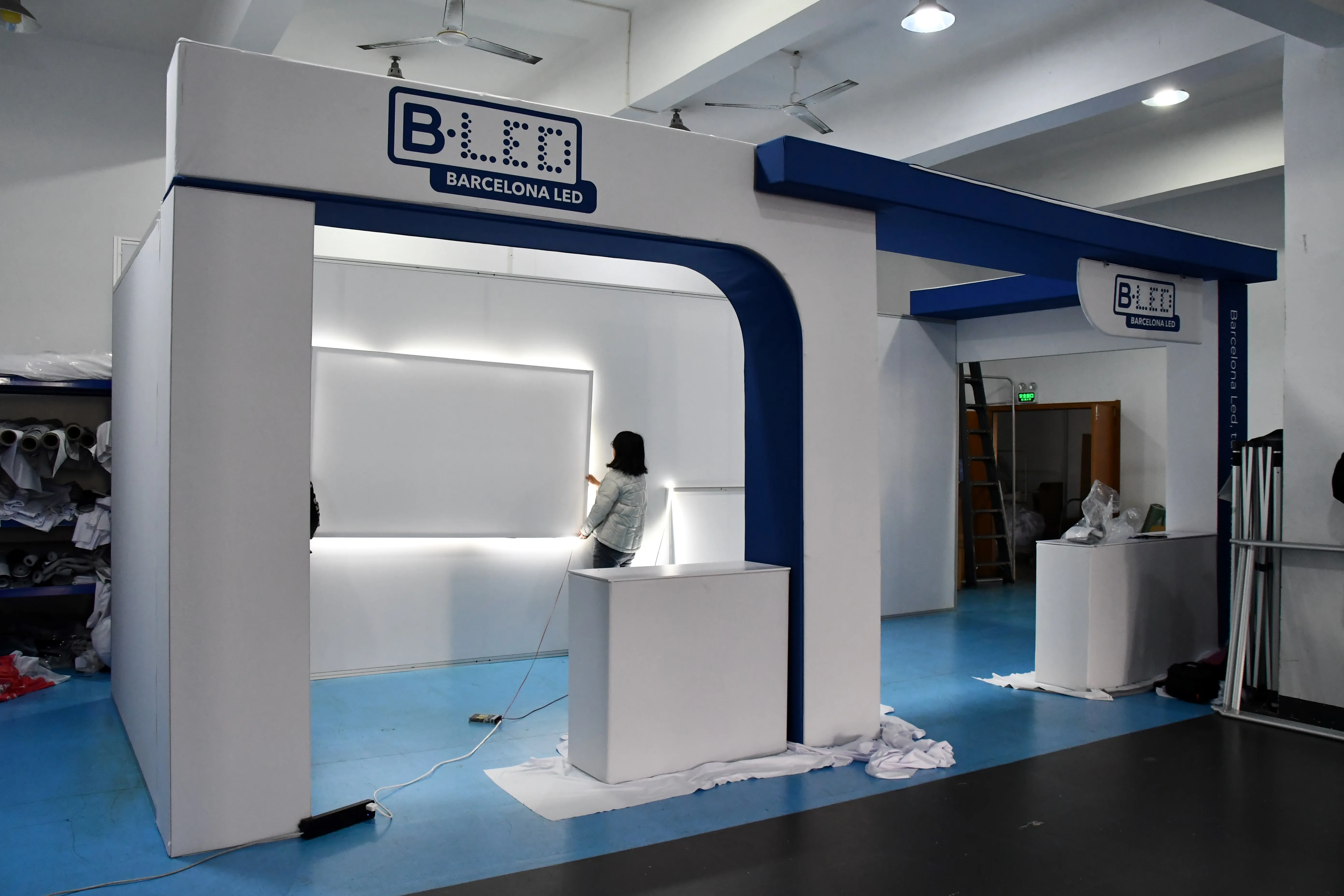 Corner Trade Show Booth Exhibition Display Stand 10x20 with Banners for Trade Shows