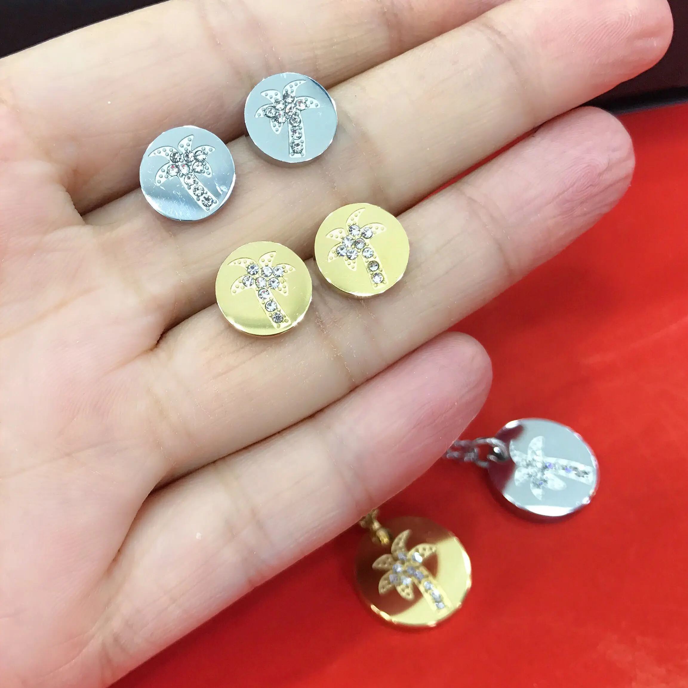 
2021 New Jewelry Products Supplier Coconut Tree Pendant 18K Gold-Plated Surgical Steel Necklace Wholesale 