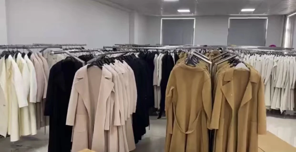 Factory sale No MOQ trendy long luxury fox fur collar white cashmere wool coat for women