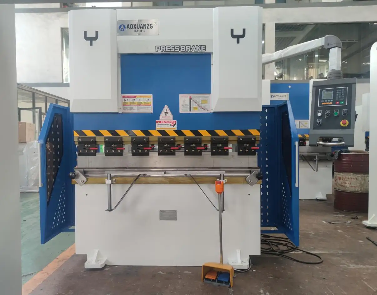 CNC Controller 63T 1600mm Hydraulic Press Brake Metal Sheet Plate Machine with Safety Fence