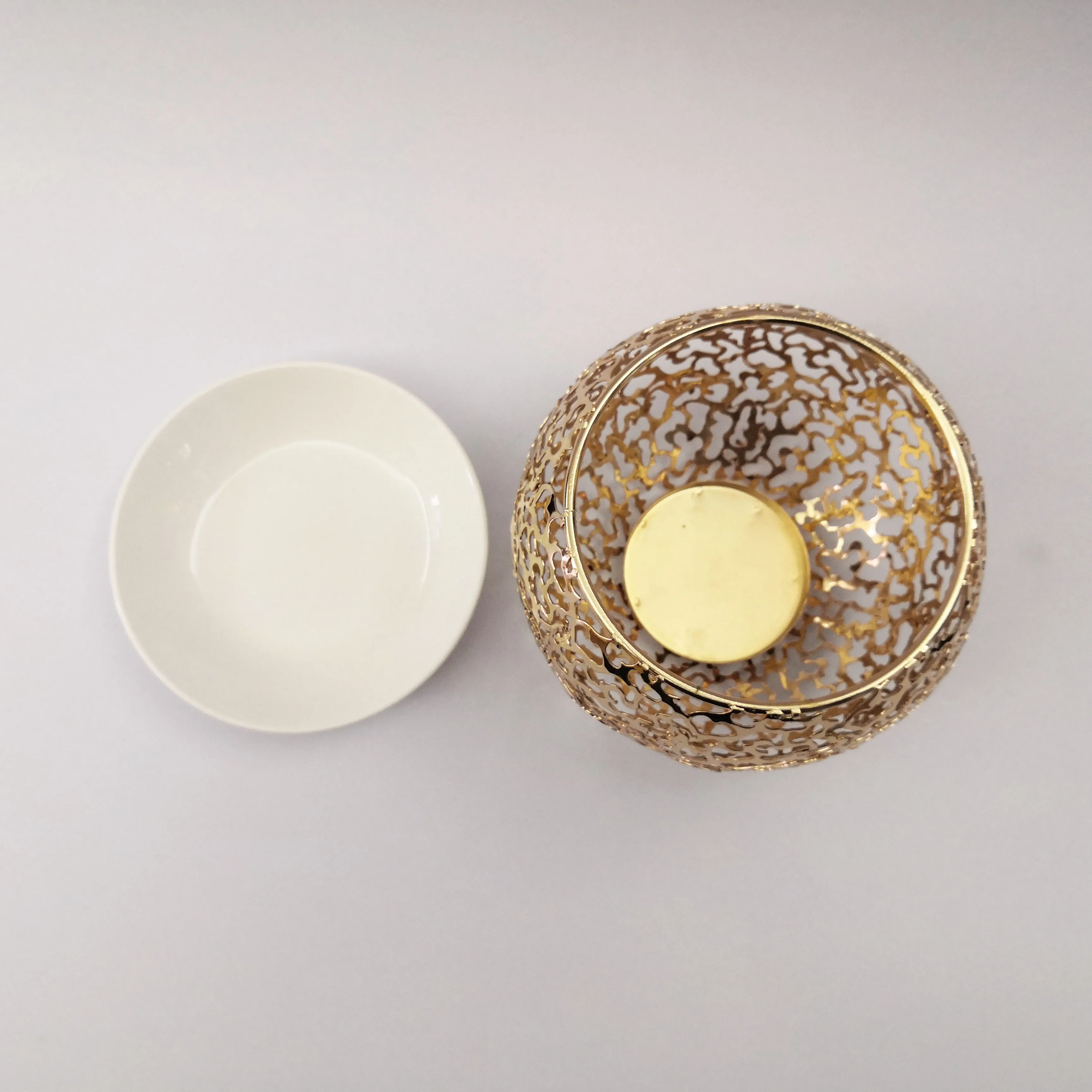 Gold Round Metal Delicate Romantic Ceramic Tealight Candle Holder Oil Burner Wax Warmer for Wedding Event Home Office Decor