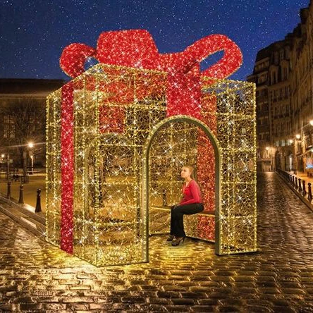 Outdoor LED Christmas Decoration Giant Gift Box Lights with Tinsel Garland